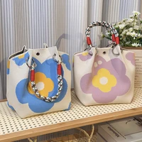 Ce sac seau rétro tricoté multicolore est simple et color-blocké, polyvalent et facile à transporter. 2
