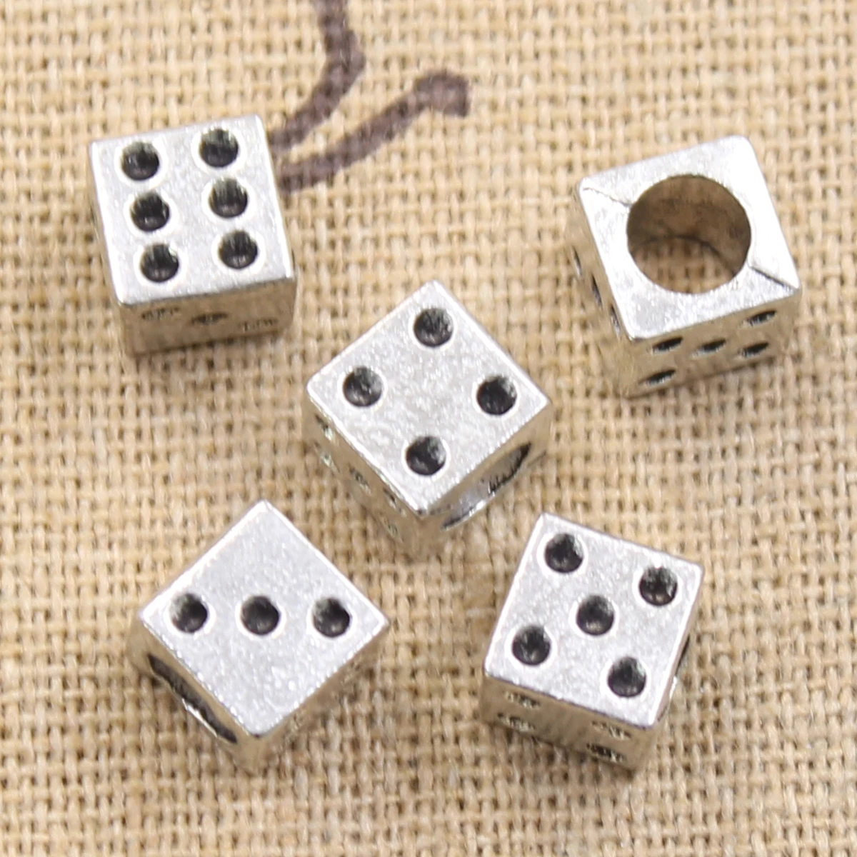 8pcs 7x7x7mm Casino Glück Würfel 4,5mm Große Loch Perle Charme Passt Antike Silber farbe Charme Armbänder Großhandel
