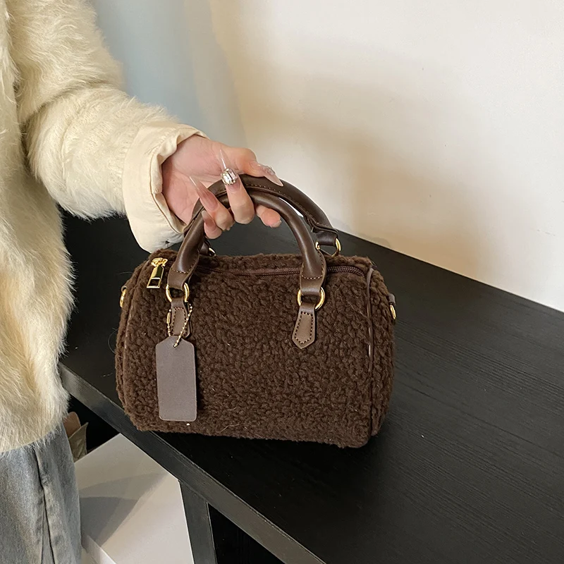 Beige Kunstfell-Handtasche 2024, Winter-Damentasche, warm, flauschig, Lammwolle, Umhängetasche, Dame, vielseitig, kleine Umhängetasche, Kaffee – Detail 26