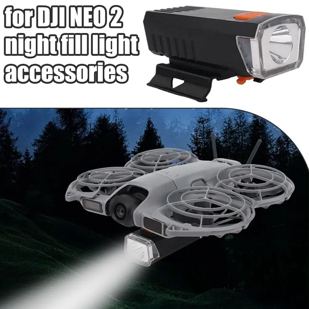 Détail du montage de la lumière sous le drone DJI Neo 2, montrant la fixation sécurisée, idéal pour vol de nuit.