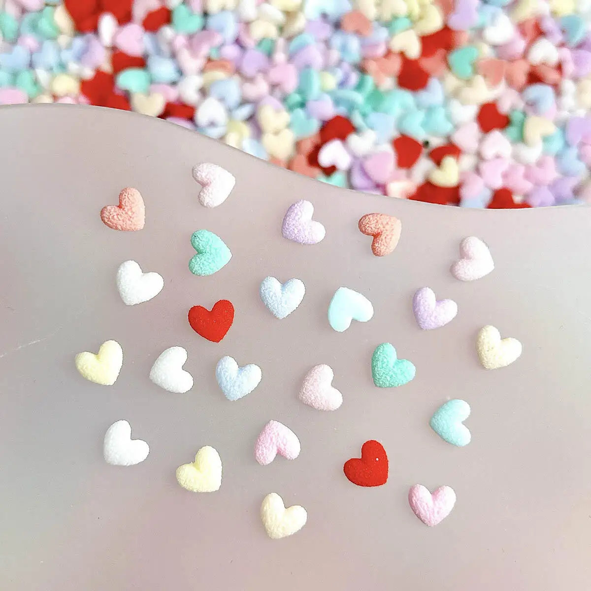 50개 귀여운 야광 레진 하트 네일 참 마카롱 색상 하트 네일 아트 장식 매니큐어 DIY 액세서리
