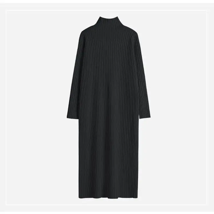 Женское трикотажное платье-свитер средней длины, с высоким воротником