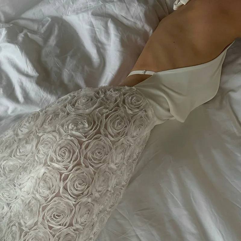 Vestido largo blanco sexy con cuello halter, espalda descubierta, plisado, con flores 3D y escote halter, ideal para fiestas de verano 2025 en la playa.