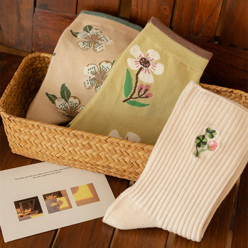 

Flower Embroidery Vintage Street Wear Elastic Cotton Socks Harajuku Retro Women Socks Japanese Kawaii Cute Socks Fashion Hosiery