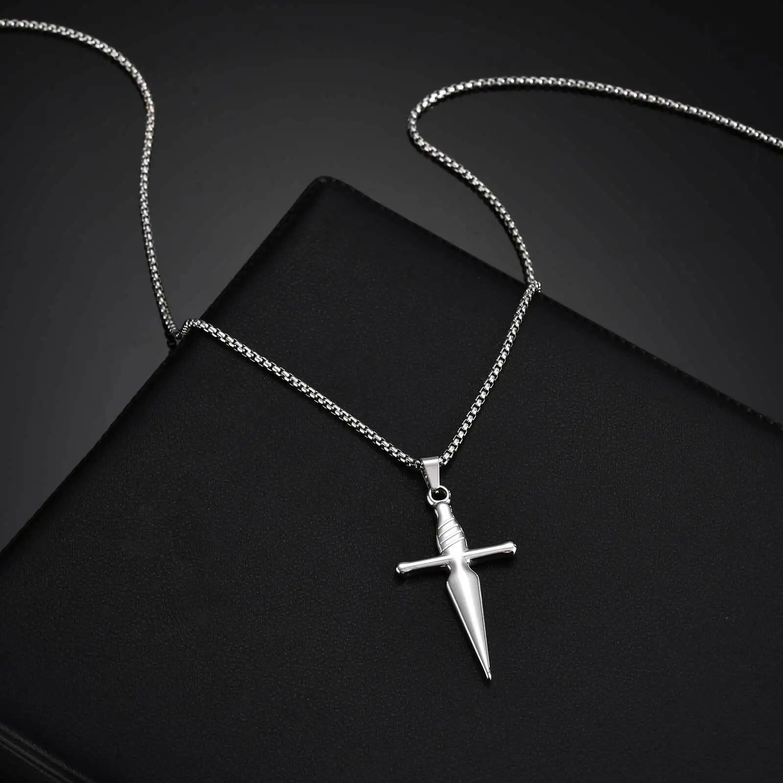 Herren Schwert Kreuz Halskette, kurze Schwert Edelstahl Anhänger Halskette, Rock Punk Schmuck Geschenk – Detail 2