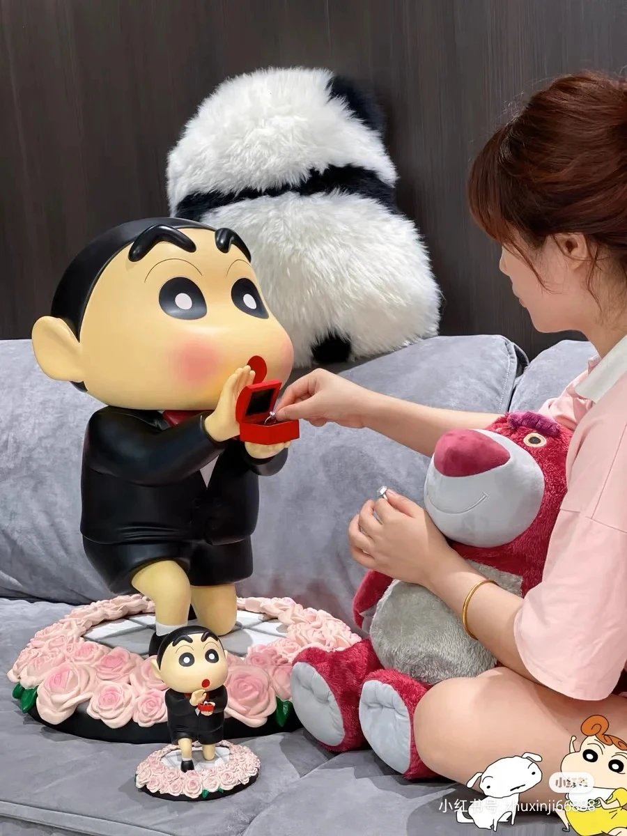 

Kawaii Crayon Shin-chan Shinnosuke 1:1 Kneeling Pose Proposal Scene Model Anime Peripherals Figure Ornament Valentine's Day Gift