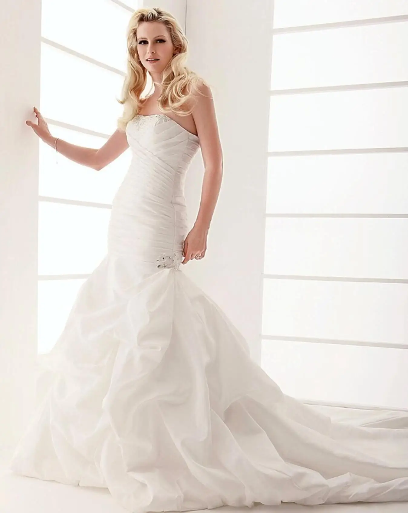 

strapless Pleats Appliques Beading Sleeveless Wedding Dress 2024
