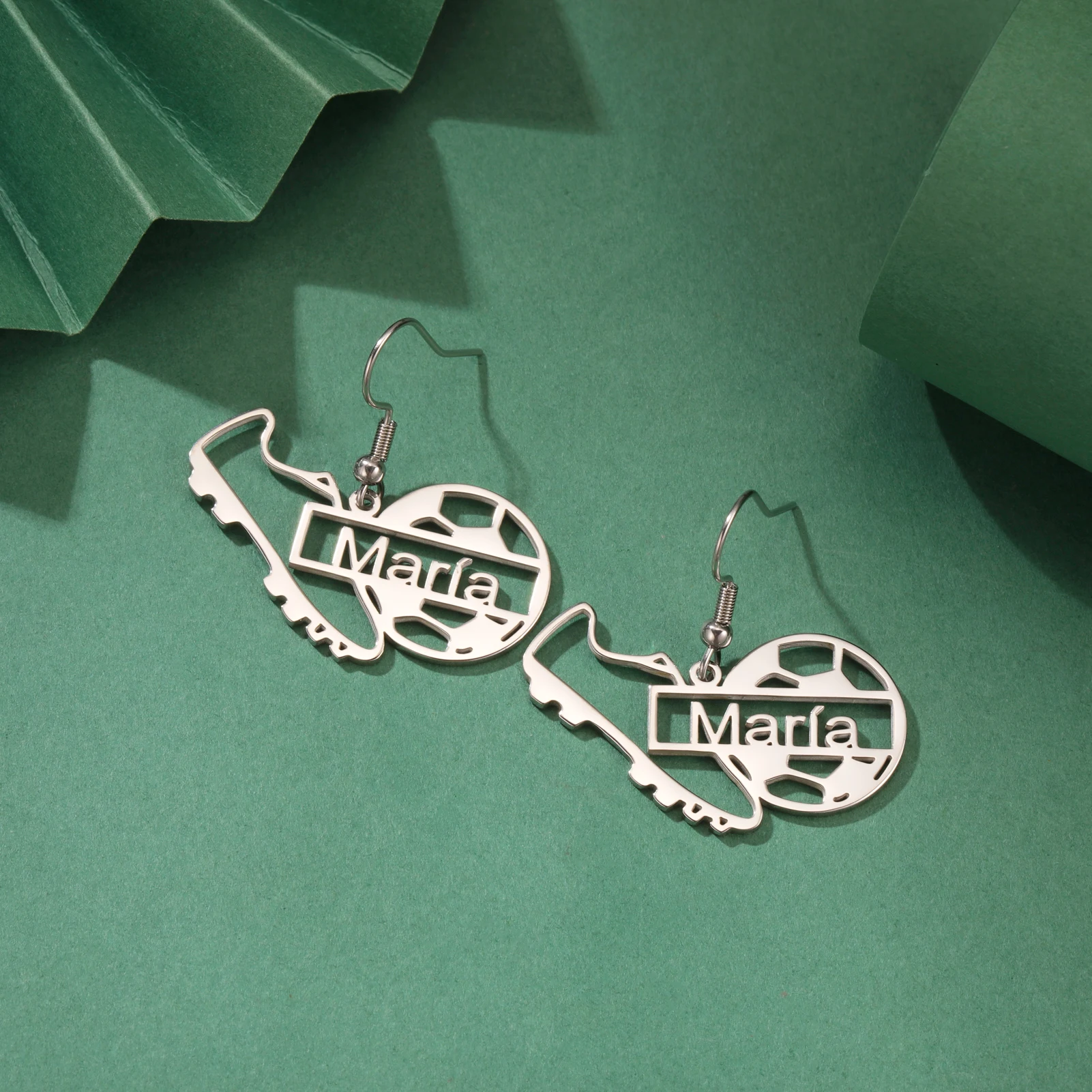 독점적인 맞춤형 축구 요소 귀걸이 맞춤형 이름 디자인 독특한 스포츠 패션 취향 선물 정장 제공 여성