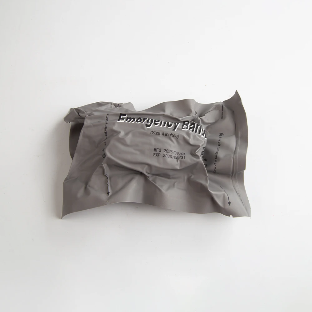 Pansement israélien appliqué sur un avant-bras, démontrant la technique de compression avec le dispositif de fermeture.