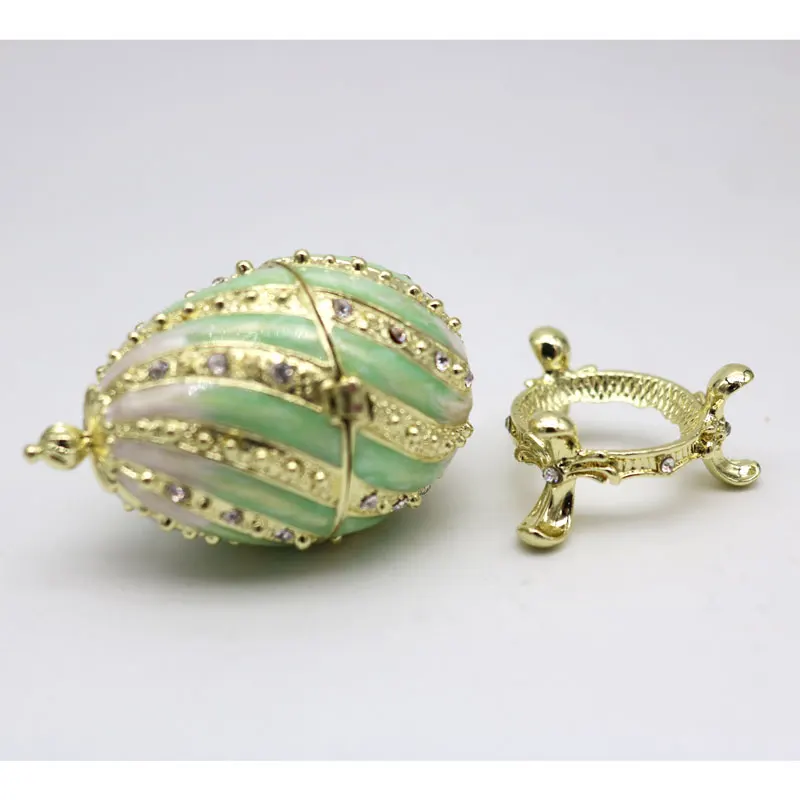 Handbemaltes emailliertes russisches Osterei im Faberge-Ei-Stil, kleines Ei, dekorativ mit aufklappbarer Heimdekoration – Detail 3