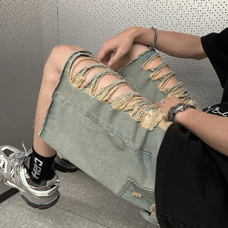 Рисунок 4 - Рваные потертые джинсовые шорты с дырками