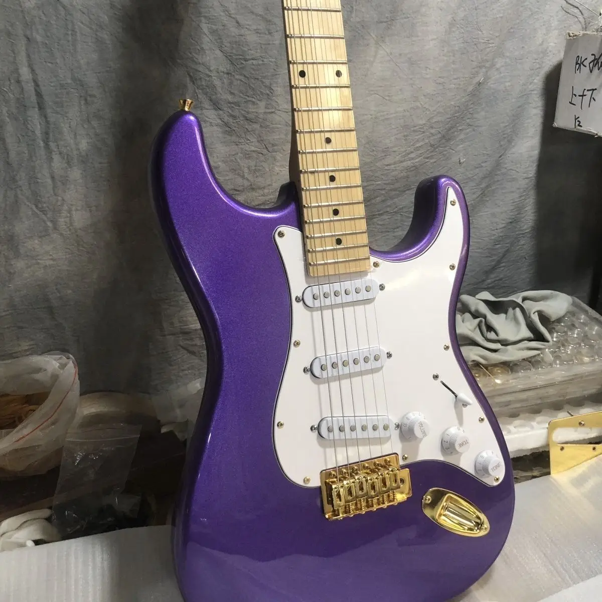 

Электрическая гитара Purple St, Заводская розетка, белая защита, золотые аксессуары, рок