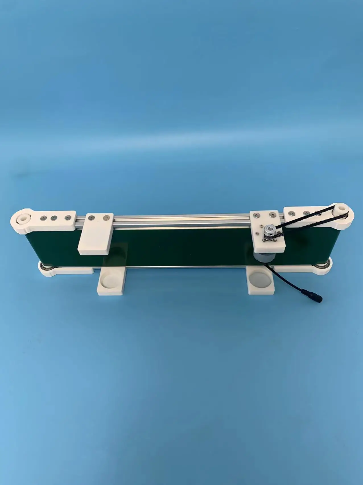 Small conveyor belt toy technology production model customizable graduation design popular science friction experiment