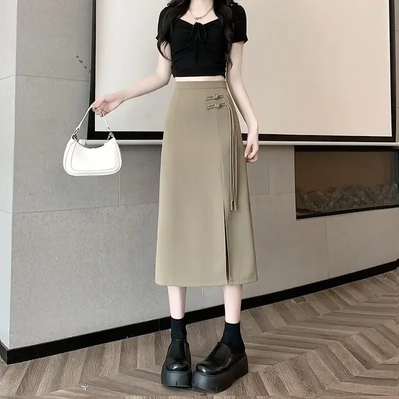 thumbnail image 1 of Nueva falda de estilo chino con abertura lateral para mujer, primavera otoño, cintura alta, corte en A, largo medio, diseño versátil con hebilla de disco, 1 of 5