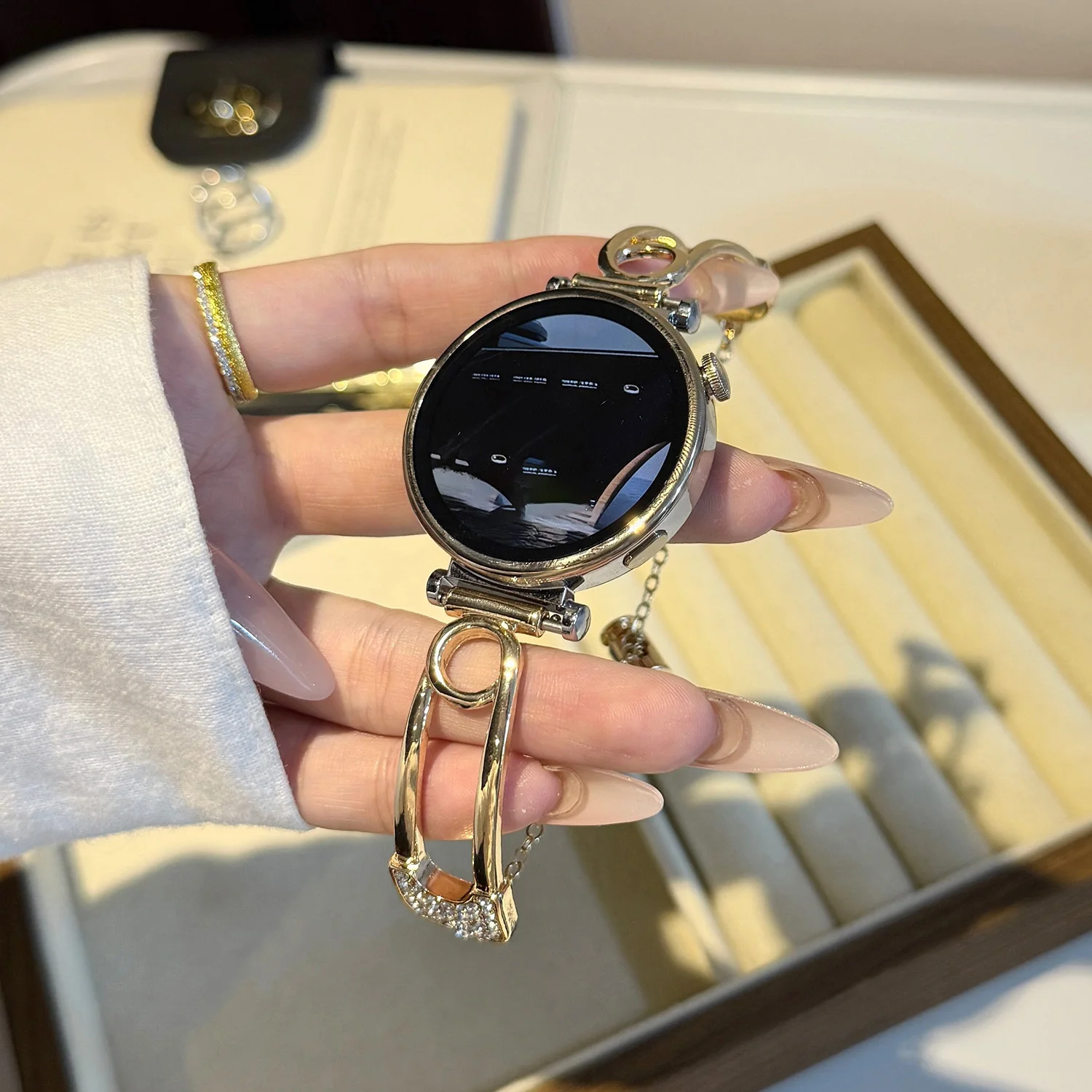 Elegant Universal Strap with Inlaid Diamonds - Fashion Design