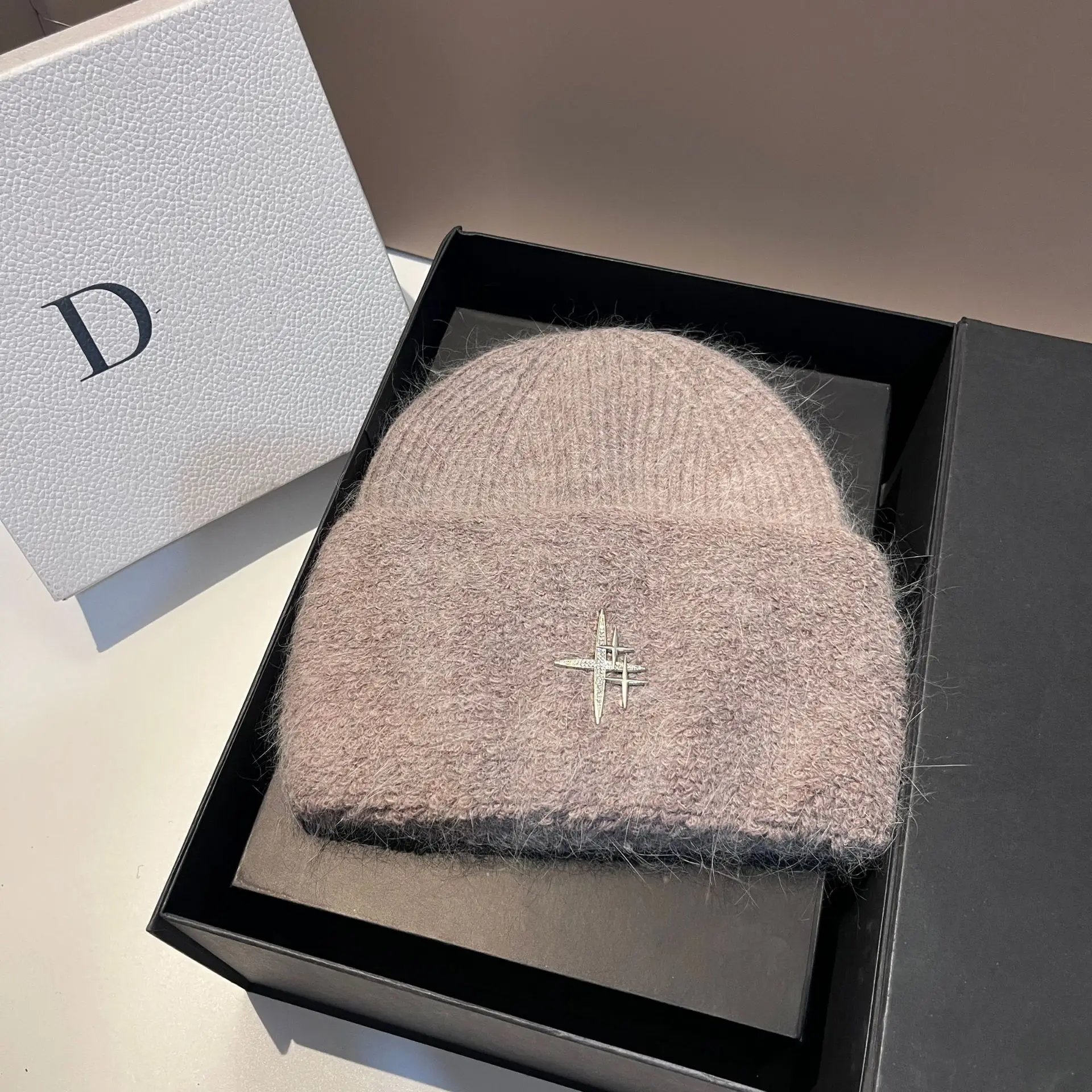 

2023 New Women Thicken Rabbit Fur Knitted Hat Luxury Metal Logo Warm Skullies Beanies Outdoor Lady Walking Bonnet Beanie