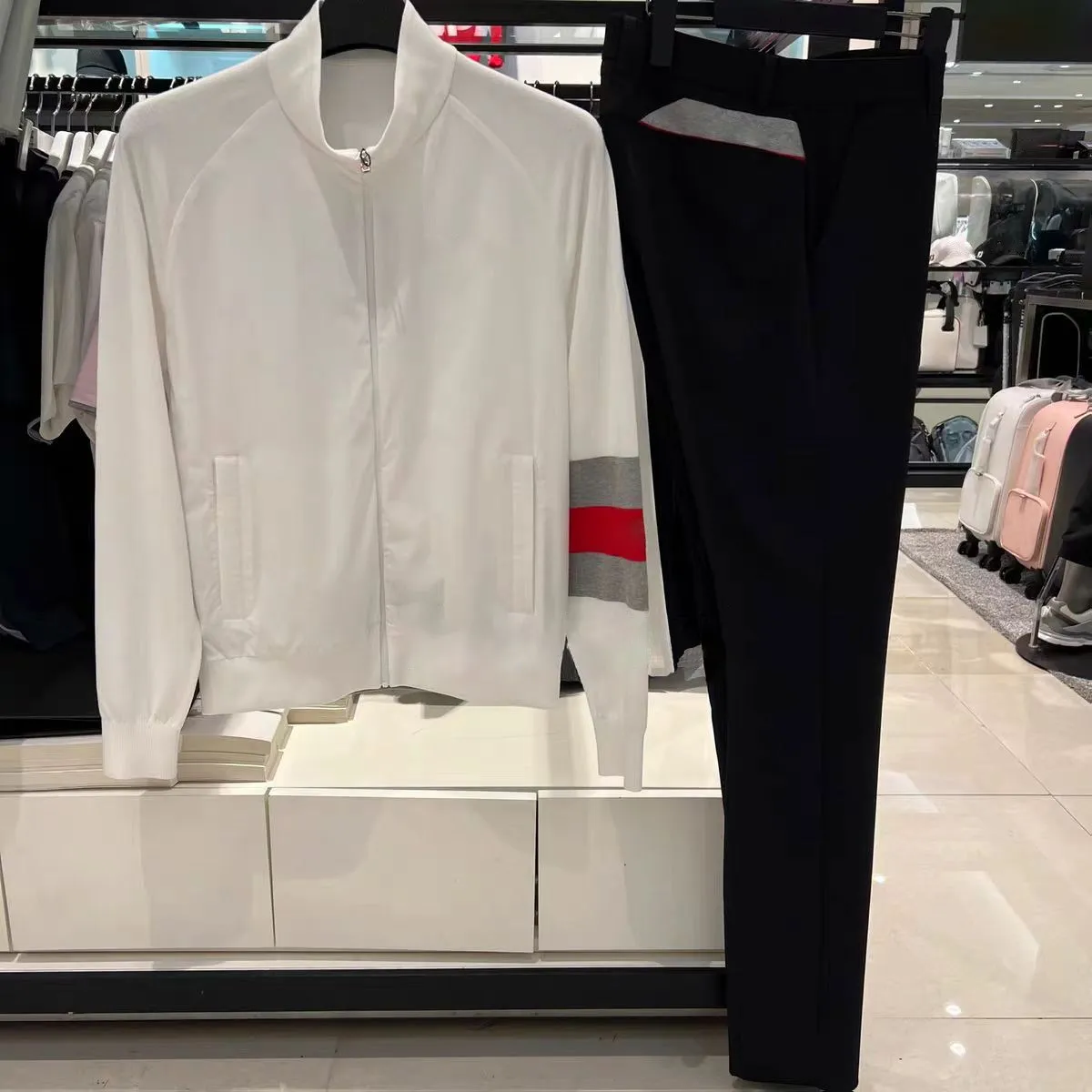 26 신상품: 한국 남성 골프 패션 - 스탠드업 칼라와 컬러 블로킹이 있는 다용도 아웃도어 캐주얼 스포츠 재킷