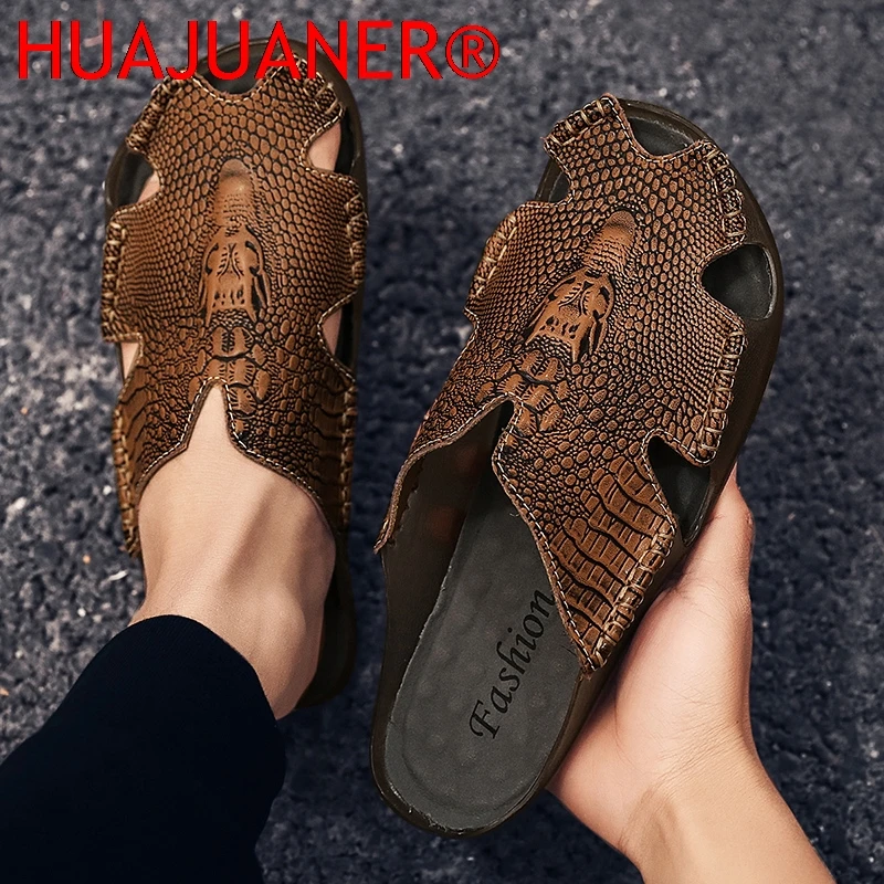 Summer New Men's Plus Size Baotou Casual Simulation Crocodile Pattern Shoe Upper Slippers for Outdoor Use, Soft Soled Sandals