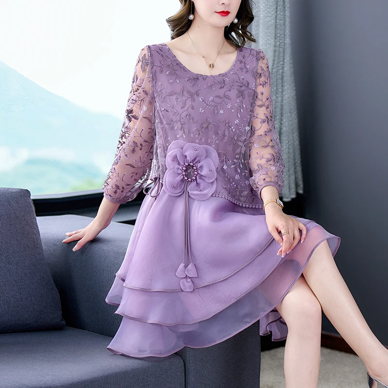 Рисунок 3 - Женское платье средней длины с цветочной вышивкой