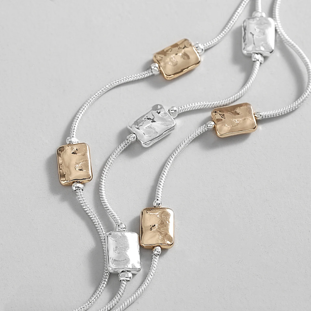 Amorcome Zweifarbige geometrische quadratische Perlen-Kettenarmbänder für Frauen, mehrschichtiger silberfarbener Link-Armreif, Charm-Schmuck – Detail 12