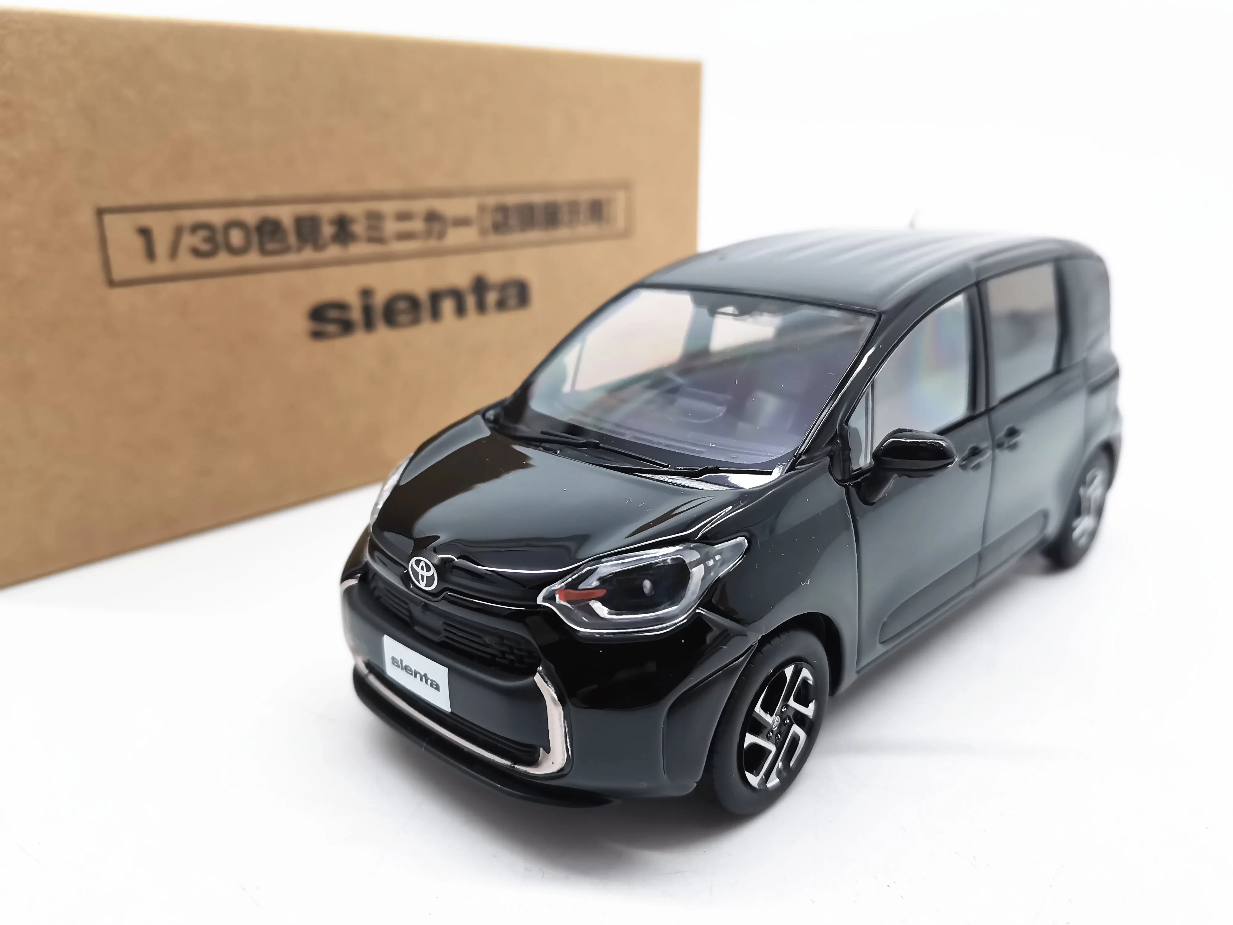 

Коллекция 1/30 2022 toyota SIENTA, литой орнамент из сплава
