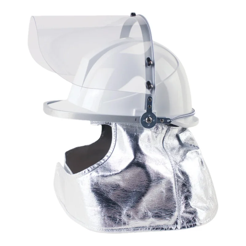 Casque de soudure professionnel FRP avec cape ignifuge déployée, prêt à l'emploi dans un atelier