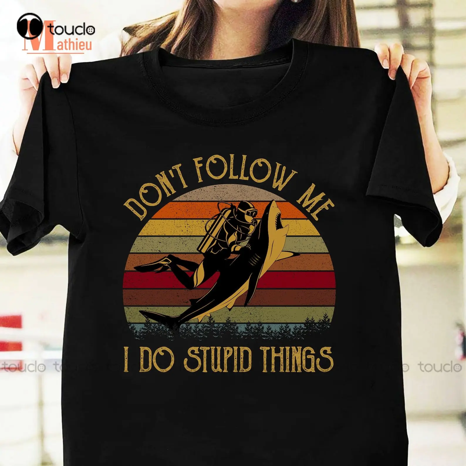 Non Seguimi I Do Cose Strane Immersioni Con Shark Vintage T-Shirt Divertente Citazione Camicia Diving Shirt Scuba Diver Shirt Shark