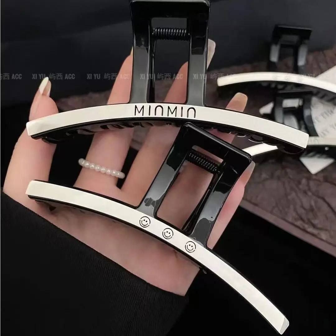 Gentle temperament, high-end feeling, letter clip, autumn and winter new model, shark clip at the back of the head, hair clip
