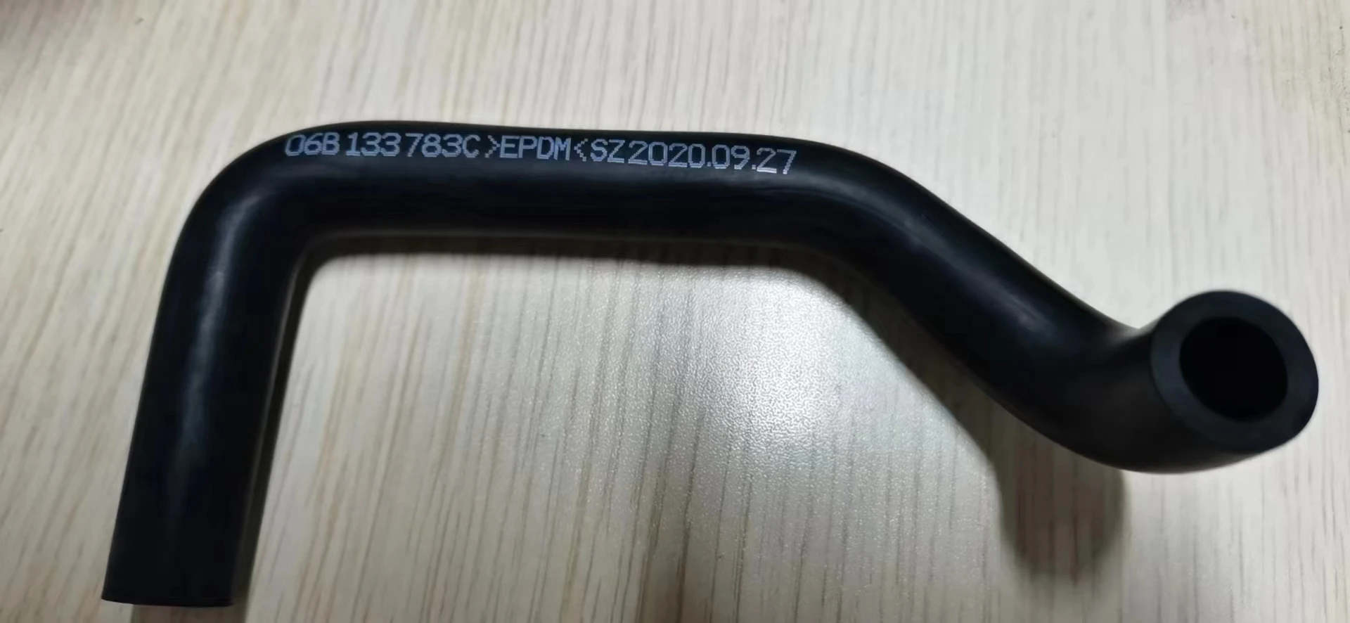 Connect the hose For VW Passat Bora Jetta beetle Audi A6L A4 S4 A6 A8 S8 06B133783C
