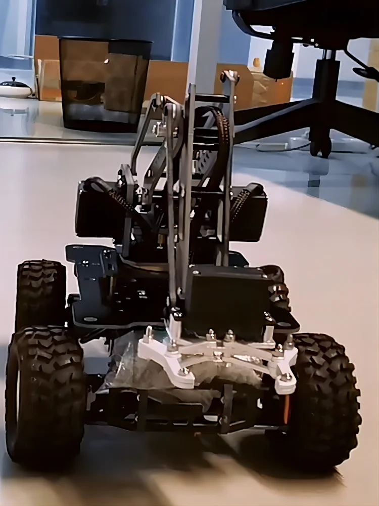 Détail des roues et du contrôleur du kit châssis tank robot RC DIY.