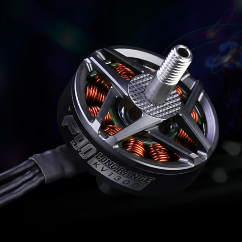 Gros plan sur le stator et les aimants du moteur brushless T-motor F90 2806.5 pour drone FPV