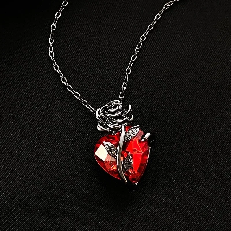 Love Rose Pendant Necklaces Fashion Design Dark Wrapped Flower Heart Shaped Female Clavicle Chain Valentine's Day Jewelry