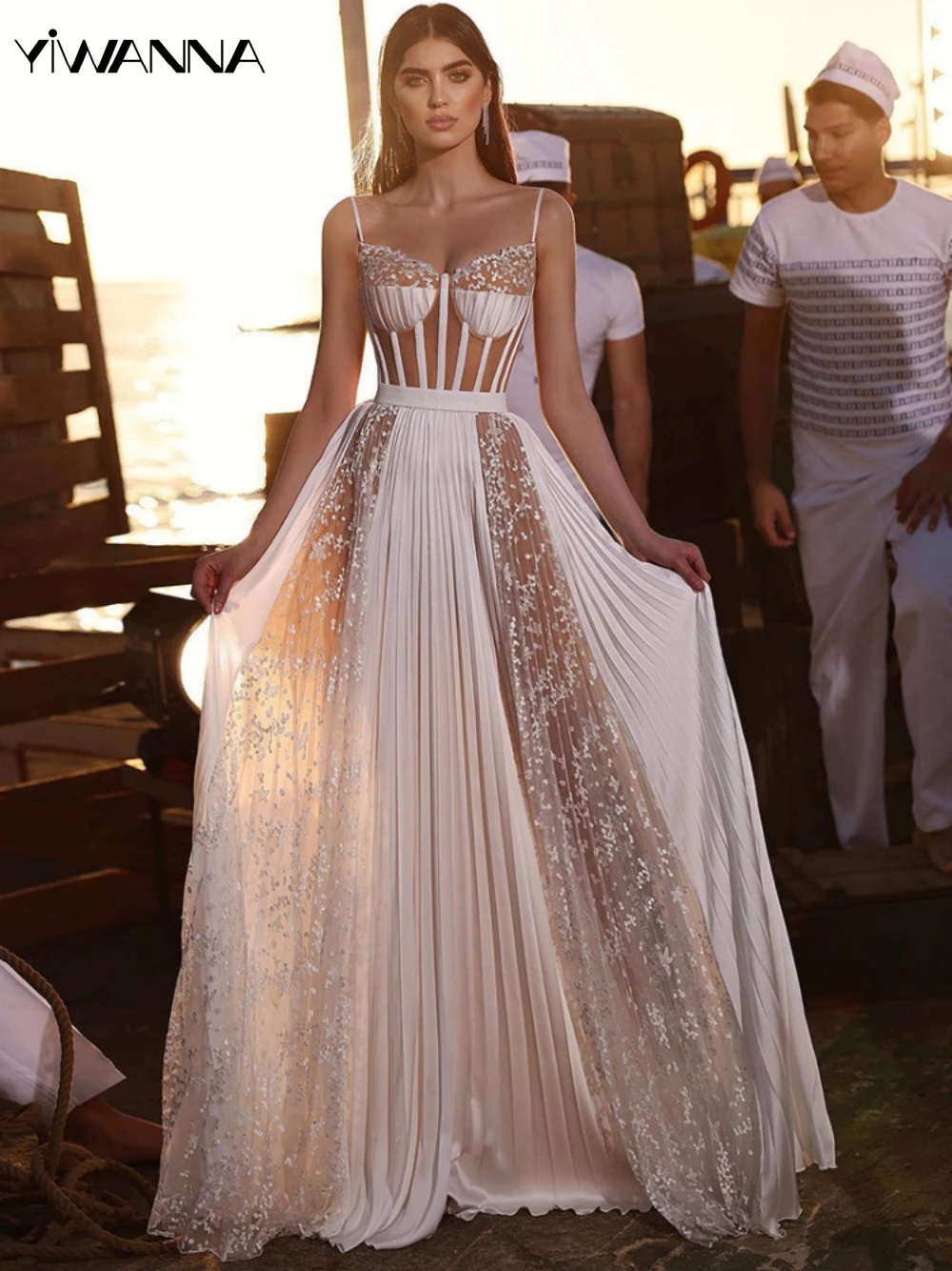 

Sexy Spaghetti Straps Illusion Wedding Dress Classic Appliques Bride Robe Elegant A-line Long Bridal Gown Robe De Mariée