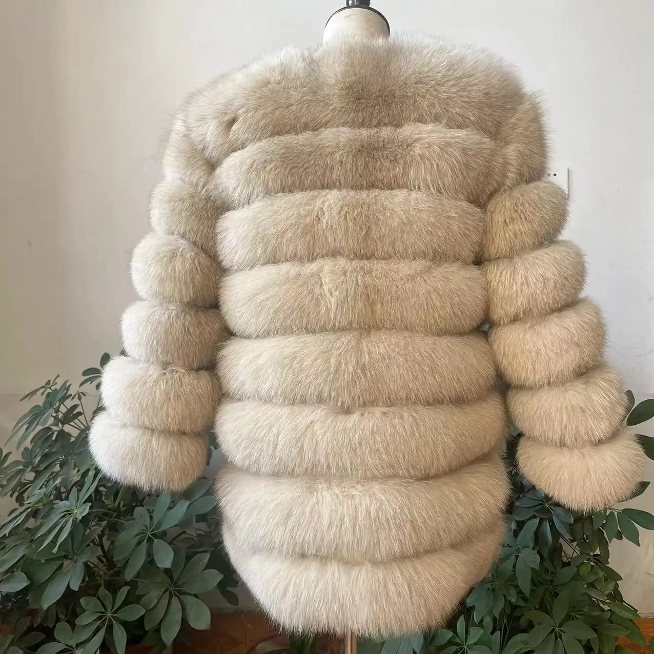 Рисунок 2 - Женское длинное пальто из натурального Лисьего меха