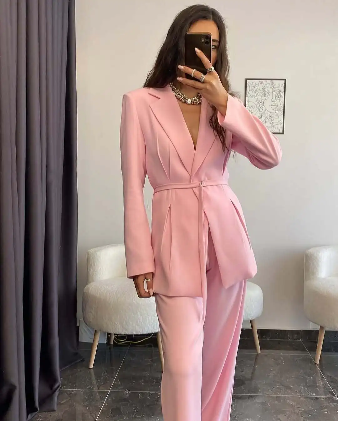 طقم بدلة نسائية أنيقة بلون واحد مع حزام وأكمام طوي...