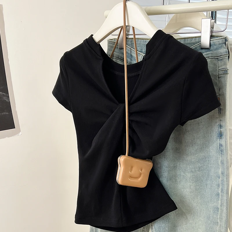 تي شيرت صيفي نسائي جديد موديل 2025 برقبة على شكل حرف v ملابس خروج نسائية بيضاء على الموضة 100% قطن أسود تي شيرت للصيف 3