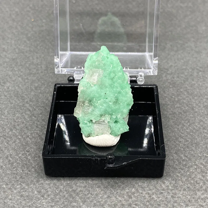 100%  Natural Emerald Mineral Specimens Stones and Crystals Healing Crystal   +Box size:35*35*35 mm