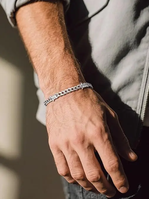 bracelet porté avec une tenue stylée