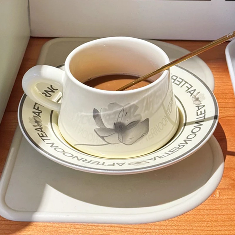 창의적인 꽃무늬 귀여운 컵, 가정용 사무용품 도자기 물컵, 미니멀리스트 스타일 커피잔과 접시 세트