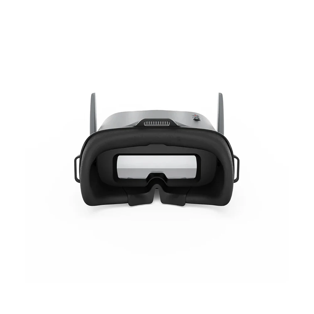 Utilisateur portant les Lunettes FPV HD PRO, mains sur la radiocommande, immersion totale en vol.