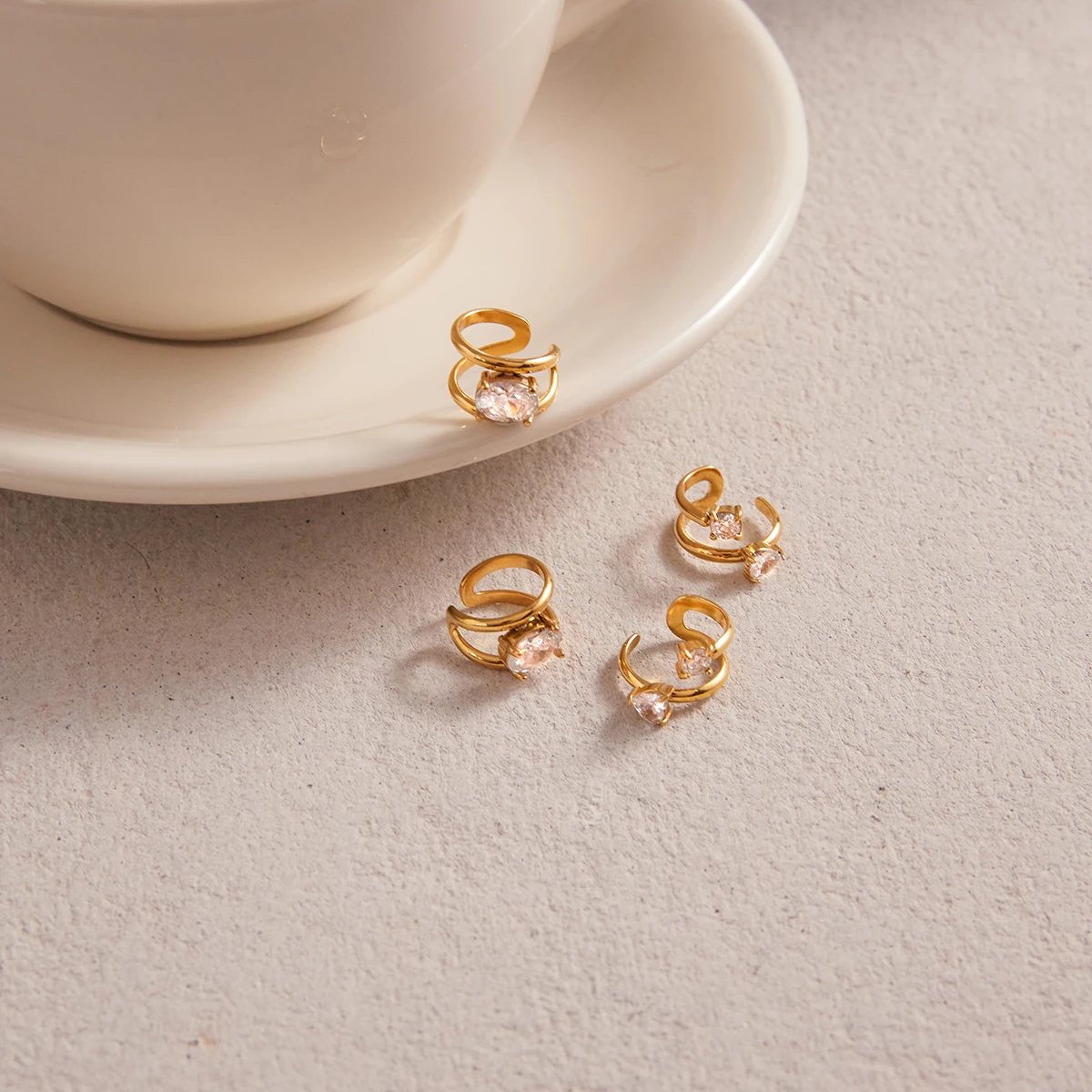 Uworld Minimalist White Zircon Two Hearts Ear Studs 18K PVD Stainless Steel Gold Color Ear Clip Women's Jewelry Gift Scefd9c868ecf4e1cbd03a508b173257fM
