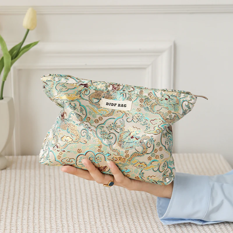 حقيبة مكياج أنثوية على شكل زهرة منقوشة باللون الذه...