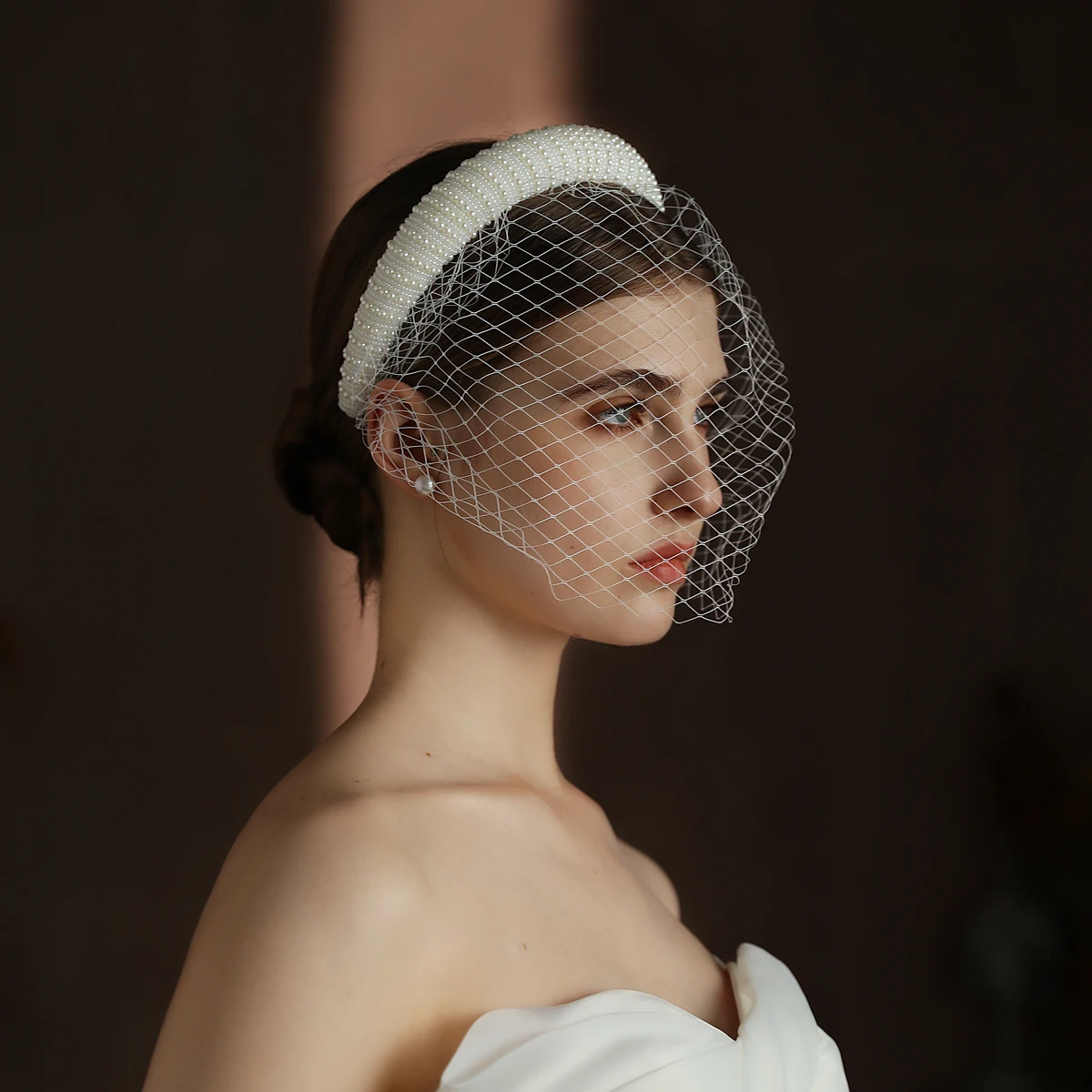 Bridal Veil 2 in 1 Wedding Bridal Cage Veil Fishing Net Mesh White Short Brides Blusher Veil Elegant Pearls Hair Hoop V320