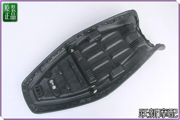 original seat of Benelli Leoncino 500