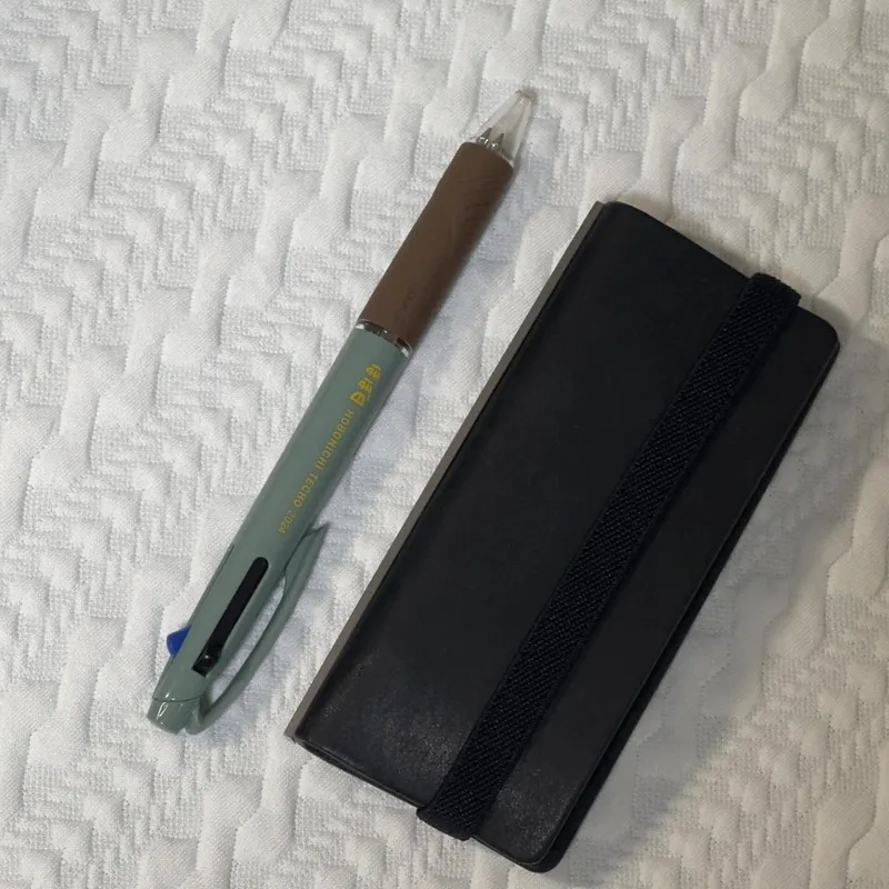 Mini taccuino nero con pagine interne vuote e uso in morbida pelle come design portatile di un libro tascabile adatto per tutti i studenti - immagine 5