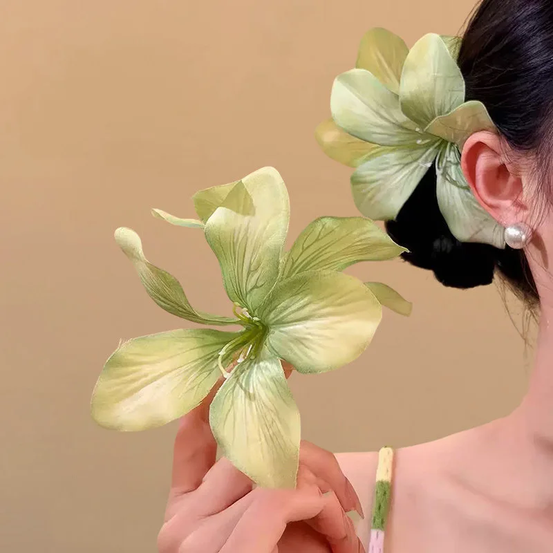 Pinza para el pelo con flor de lirio simulada para mujer, accesorio para el cabello, pinza lateral, adorno para la cabeza, que realza el temperamento