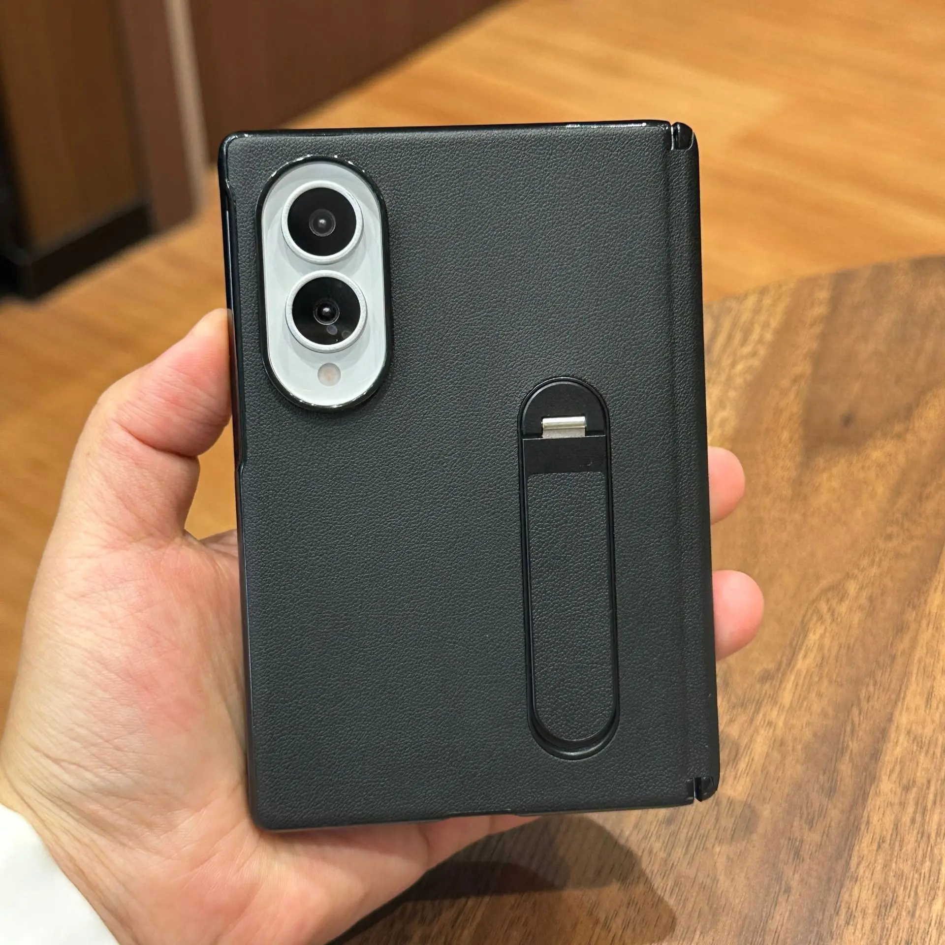 Magnetic Foldable Screen Center Hinge Case with Matte Texture and Leather-Like Finish