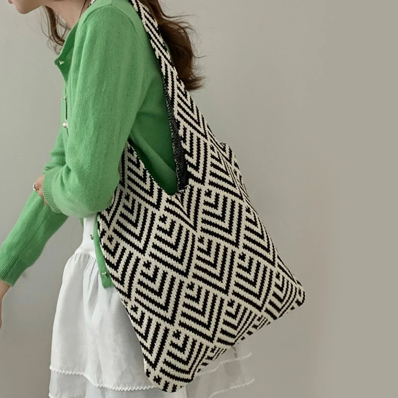 2025 Original Design Contrasting Black and White Simple Striped Woven Bag Commuting Casual Large Capacity Bag Versatile Tote Bag
