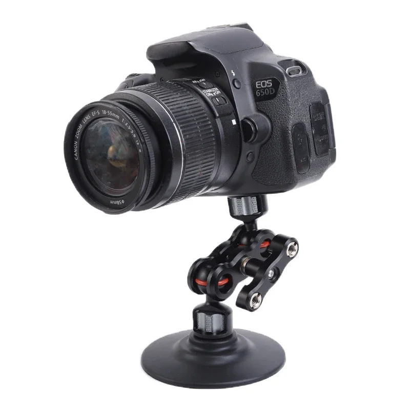 Support adhésif ventouse pour caméra action installé sur un tableau de bord de voiture, filmant la route. Achetez Support Adhésif Ventouse pour Caméra Action pour vos vidéos de voyage.