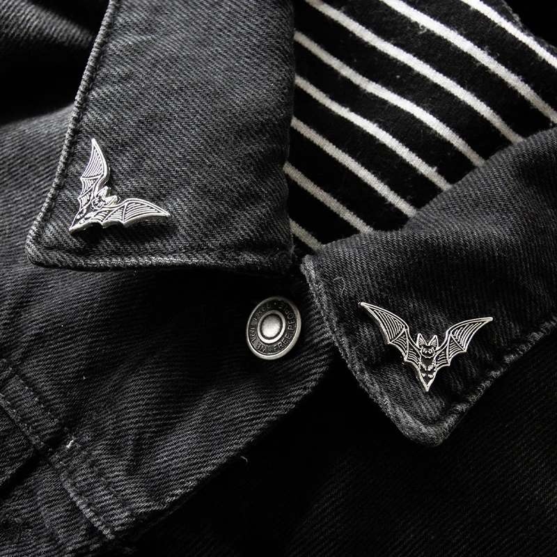 2 Stück Fledermaus Emaille Pins Gothic Punk Hexe Halloween Brosche Kragen Abzeichen Schwarz Gruseliger Schmuck Geschenk für Freunde
